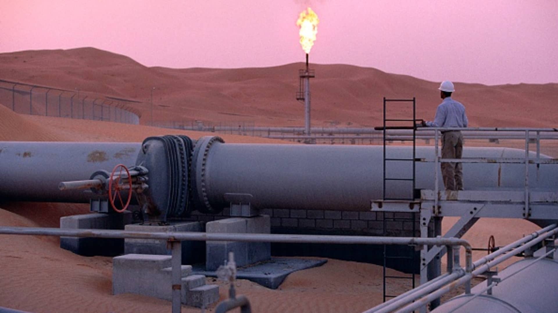 Oil falls after U.S. says damaged Saudi pipeline will open soon