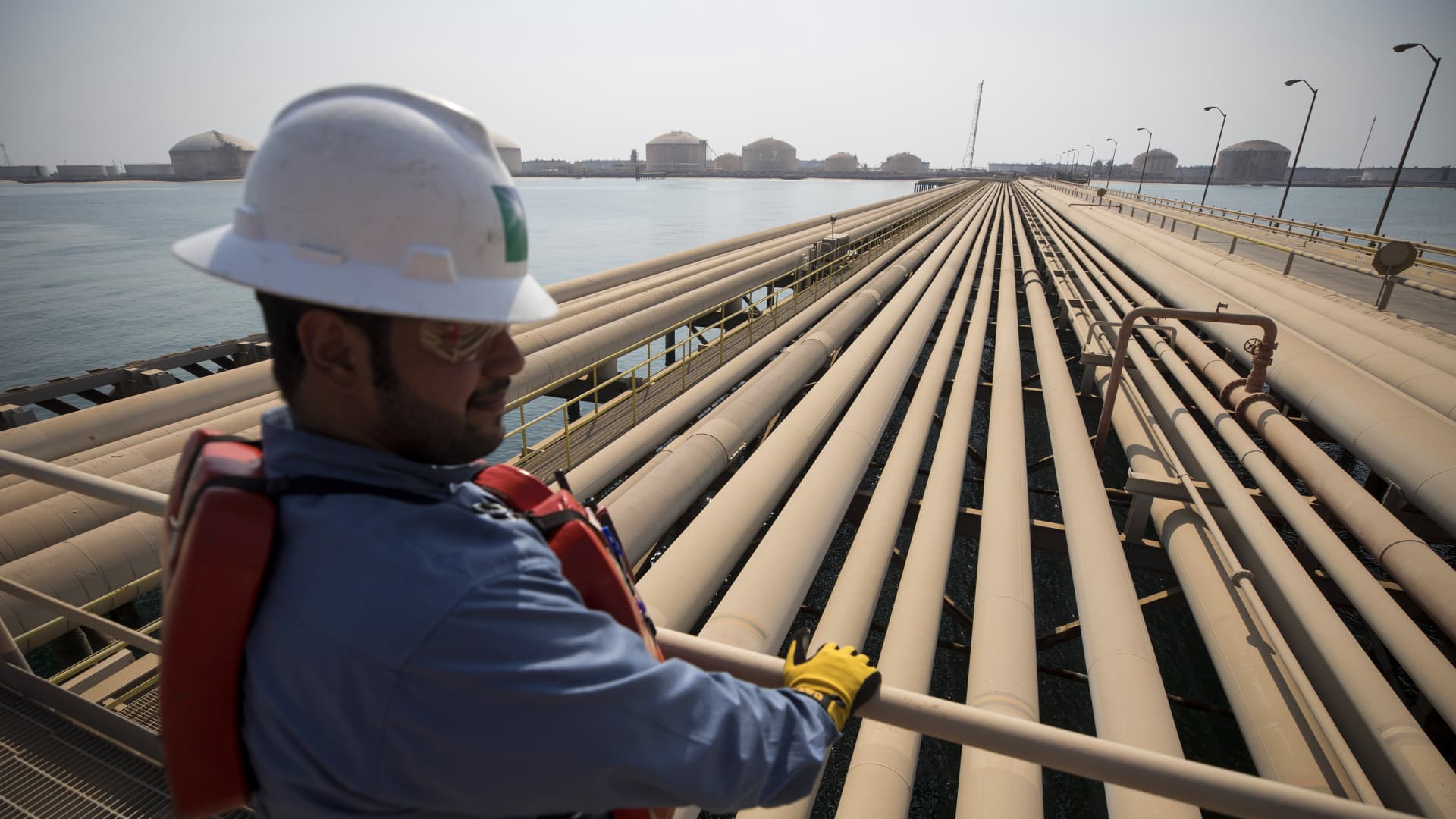 Oil rises after Saudi Arabia shut down pipeline that bypasses Hormuz
