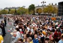 Hundreds of thousands turn out for Pope's popemobile parade along Champs-Élysées