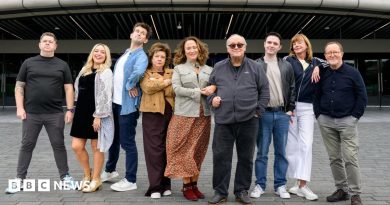 BBC Scotland hit comedy Two Doors Down takes to the stage