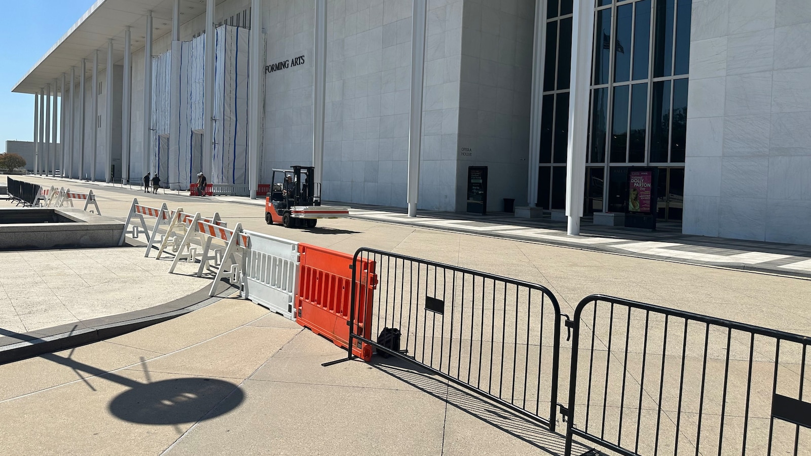 Fencing goes up around the main Kennedy Center building after Trump-aligned board votes to close it
