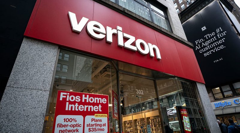 Verizon, AT&T and T-Mobile sell off on SpaceX U.S. network plans