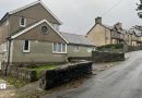 Cyhuddo dyn 65 oed ar ôl i ddyn arall ddioddef ‘anafiadau difrifol’