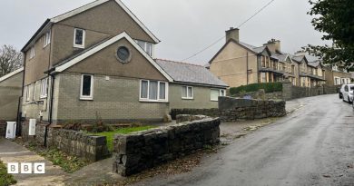 Cyhuddo dyn 65 oed ar ôl i ddyn arall ddioddef ‘anafiadau difrifol’