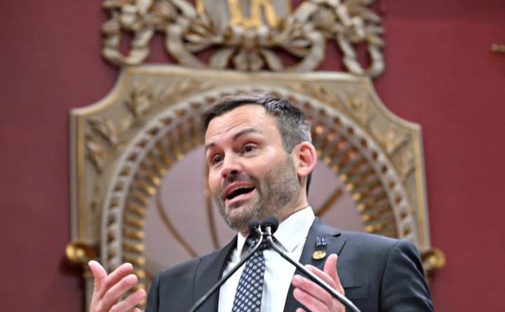 Poll suggests PQ referendum pledge cost party majority as Alberta vote fuels sovereignty debate