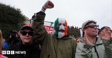 Drumcree: Kneecap visit Garvaghy Road to show support for residents